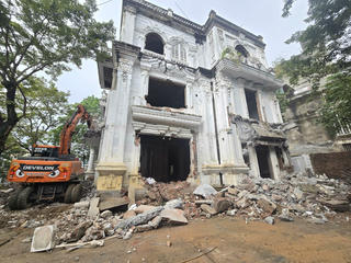 Tháo dỡ “lâu đài bỏ hoang” hơn chục năm tại Lào Cai