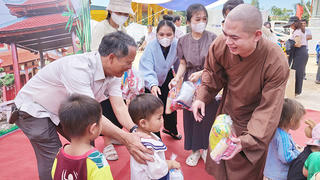 Độc đáo phiên chợ 0 đồng giúp đồng bào Xơ Đăng tiếp cận công nghệ số ở Quảng Ngãi