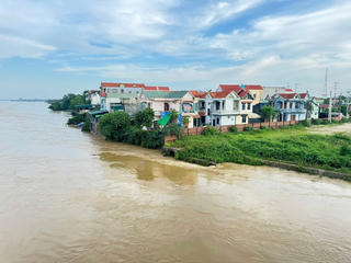 Cấm tàu thuyền lưu thông trên sông Lô do mưa lũ dâng cao