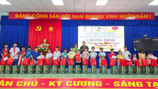 Gần 2.200 phần quà chắp cánh ước mơ cho thiếu nhi vùng biên giới biển