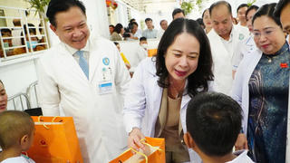 Phó Chủ tịch nước Võ Thị Ánh Xuân vui Trung thu cùng bệnh nhi Cần Thơ