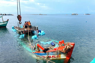 BĐBP Cà Mau hỗ trợ lai dắt tàu cá bị chìm trên biển vào bờ an toàn