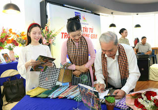 Ra mắt sách 'Đờn ca tài tử trong không gian du lịch' của nhà nghiên cứu Nhâm Hùng