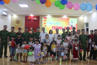 Trung đoàn Cảnh sát cơ động Đông Nam Bộ tổ chức 'Đêm hội trăng rằm" cho các cháu thiếu nhi