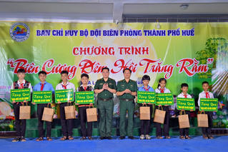 Mang Trung thu ấm áp đến với thiếu nhi vùng biên giới