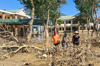 Nhiều trường học ở Hà Tĩnh chật vật sau bão số 10