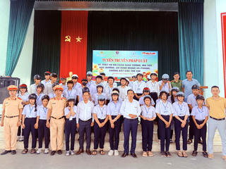 Báo Pháp luật Việt Nam và Phòng Cảnh sát giao thông Quảng Trị phối hợp tuyên truyền pháp luật, tặng mũ bảo hiểm cho học sinh