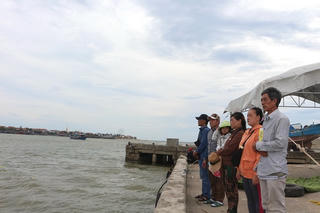 Vụ 9 ngư dân mất tích trong bão số 10: Gia đình mòn mỏi chờ người thân