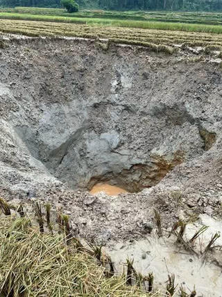 Tuyên Quang: Xuất hiện hố sụt rộng khoảng 100m2 giữa ruộng lúa