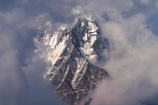 Gần 1.000 người mắc kẹt vì bão tuyết ở Everest 