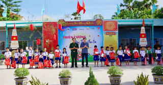 Bộ đội Biên phòng An Giang mang trung thu ấm áp đến với trẻ em vùng biên 