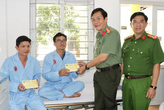 Lãnh đạo Công an tỉnh Cà Mau thăm hỏi, động viên cán bộ bị thương khi bắt giữ đối tượng ma túy
