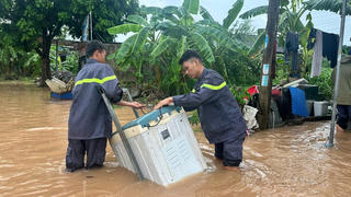 Mưa lớn kéo dài khiến nhiều khu vực trên địa bàn tỉnh Thái Nguyên ngập sâu
