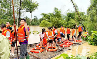 Công an tỉnh Thái Nguyên quả cảm cứu hộ, bảo vệ dân trong mưa lũ