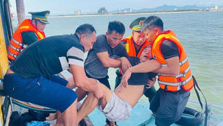 Một ngư dân bị tai biến giữa biển được Bộ đội Biên phòng Quảng Trị cứu giúp kịp thời