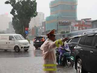 Hà Nội: Lực lượng Công an dầm mình, đội mưa hỗ trợ người dân vượt điểm ngập