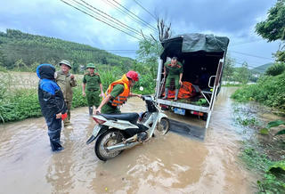 Công an xã Kép (Bắc Ninh) kịp thời hỗ trợ người dân ứng phó hoàn lưu bão số 11