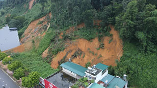 Sạt lở đe dọa nhà dân ở phường Cam Đường (Lào Cai): Nỗi lo sập nhà treo lơ lửng sau mưa bão