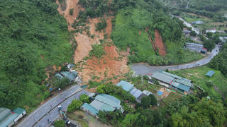 Sạt lở nghiêm trọng, 3 ngôi nhà ở Lào Cai bị vùi lấp