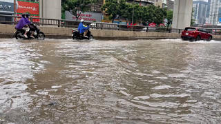 Hà Nội lại “chìm” sâu trong “biển” nước