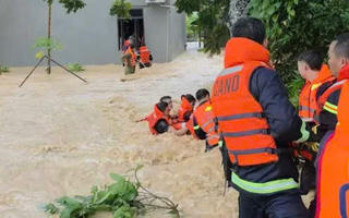 Công an Bắc Ninh kịp thời cứu gia đình 5 người thoát khỏi nước lũ