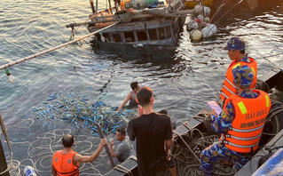 Huế: Một ngư dân mất tích sau va chạm giữa tàu cá và tàu vận tải