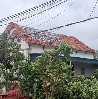 Hải Phòng: Lốc xoáy quật đổ nhiều cây cối, làm hư hỏng nhiều ngôi nhà