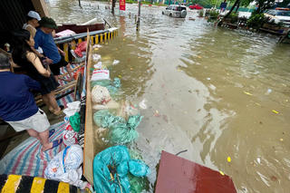 Mưa lớn gây ngập sâu, người dân Hà Nội dựng 'đê' ngăn nước tràn vào nhà, hầm để xe