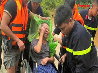 Bắc Ninh: Giải cứu thành công 11 người dân bị mắc kẹt giữa dòng nước lũ