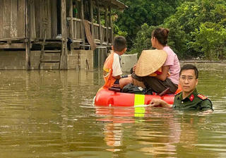 Công an tỉnh Lạng Sơn "căng mình" giúp dân khắc phục bão số 11
