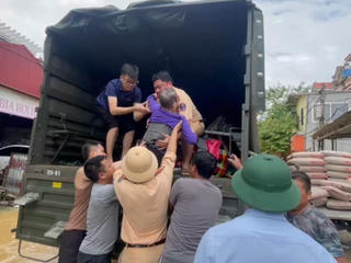 Hà Nội: Lực lượng CSGT phối hợp sơ tán dân vùng hạ lưu sông Cầu