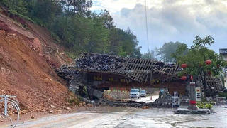 Tuyên Quang: Mưa lớn, ngập úng, sạt lở, sập cổng chào Đồng Văn