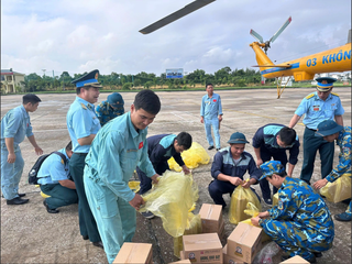 Trực thăng Trung đoàn Không quân 916 bay cứu trợ nhân dân tỉnh Lạng Sơn