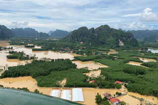 Trực thăng Quân đội cứu trợ người dân Lạng Sơn bị cô lập do lũ