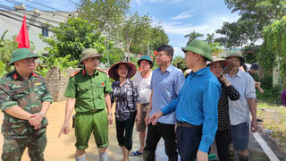 Cán bộ chiến sĩ Quân đội, Công an xã Kép (Bắc Ninh) dốc toàn lực hỗ trợ nhân dân khắc phục mưa lũ  