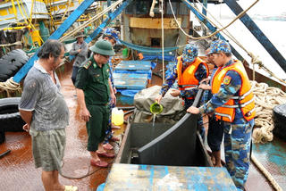 Phát hiện 2 tàu cá vận chuyển trái phép hơn 80.000 lít dầu trên biển