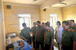 Thứ trưởng Bộ Công an thăm hỏi các chiến sỹ bị thương trong lúc cứu dân lũ lụt tại Thái Nguyên