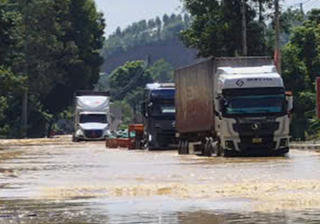 Quốc lộ 1A qua Lạng Sơn nước vẫn ngập sâu gần mét, nhiều phương tiện phải quay đầu