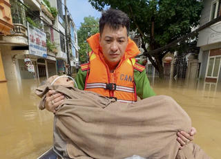 Trong lũ dữ ở Cao Bằng, chiến sĩ công an bế cụ bà đi cấp cứu