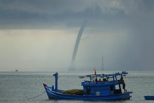 Vòi rồng bất ngờ xuất hiện ở vùng biển Phú Quốc