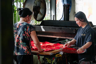 Giữ hồn dân tộc trên mỗi lá cờ