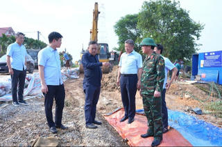 Chủ tịch UBND TP Hà Nội kiểm tra, chỉ đạo khắc phục hậu quả mưa lũ tại 2 xã Đa Phúc, Trung Giã