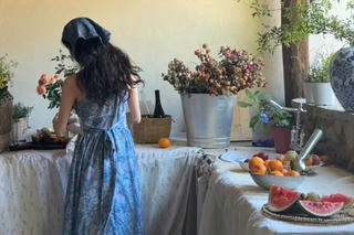 Mùa hoa dưới ban công