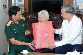 Tổng Bí thư Tô Lâm thăm, tặng quà Mẹ Việt Nam Anh hùng tại Nghệ An
