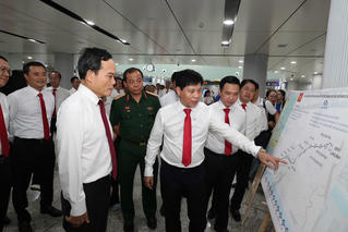 Đoàn đại biểu dự Đại hội đại biểu Đảng bộ TP Hồ Chí Minh lần thứ I tham quan tuyến Metro Bến Thành - Suối Tiên