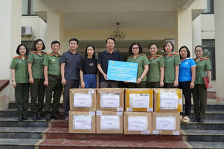Hội Phụ nữ Bộ Công an trao quà hỗ trợ người dân Thái Nguyên 