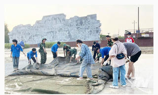“Áo xanh trường Y” xung kích giúp người dân Thái Nguyên khắc phục hậu quả sau lũ