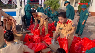 Hà Nội: Gần 800 cán bộ, chiến sĩ cùng các lực lượng giúp dân Trung Giã khắc phục hậu quả mưa lũ