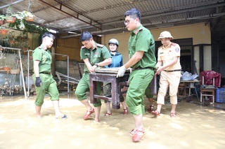 Gần 400 cán bộ, chiến sĩ Công an Hà Nội hỗ trợ người dân xã Trung Giã khắc phục hậu quả ngập lụt