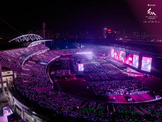 Đi concert Em Xinh “Say Hi”, fan không chỉ “cháy” với nhạc mà còn “say” luôn Bank Tím